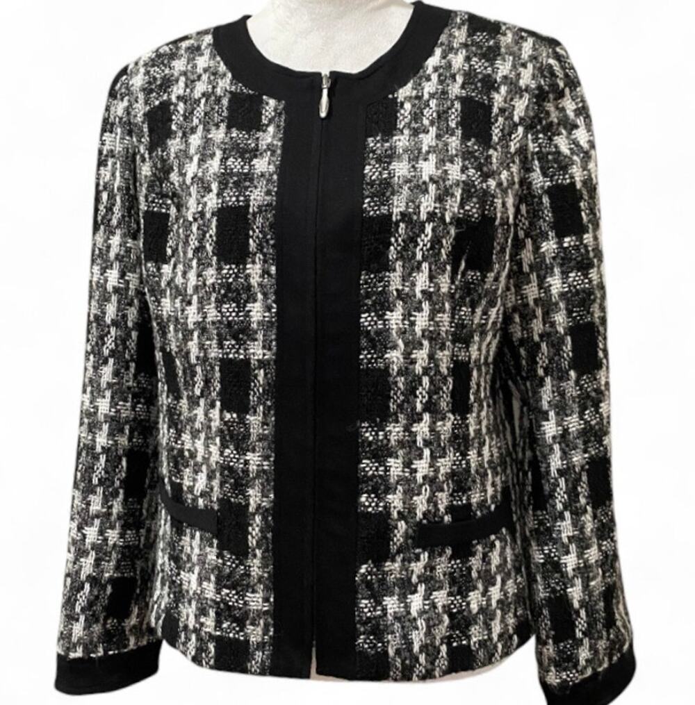 Chico's Black and White Tweed Jacket Size ( 1 ) Medium Zip Front Lined